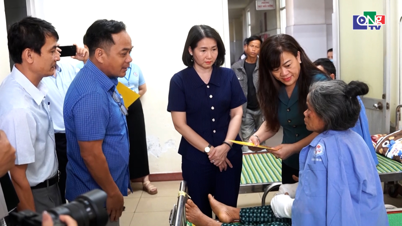 Thăm, hỗ trợ c&aacute;c nạn nh&acirc;n vụ sạt lở đất đ&aacute;