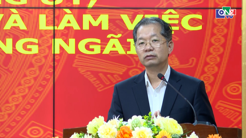 Ch&aacute;nh &aacute;n T&ograve;a &aacute;n Nh&acirc;n d&acirc;n tối cao l&agrave;m việc với T&ograve;a &aacute;n Nh&acirc;n d&acirc;n hai cấp tỉnh Quảng Ng&atilde;i