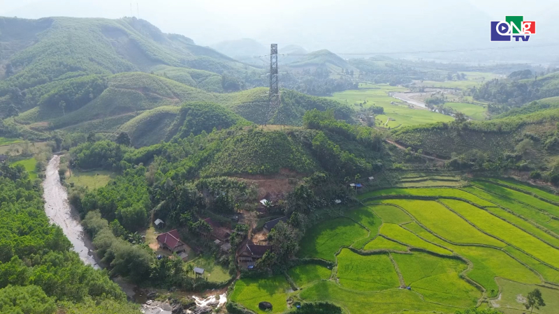 M&oacute;ng cột điện 500kV sạt lở ảnh hưởng khu d&acirc;n cư