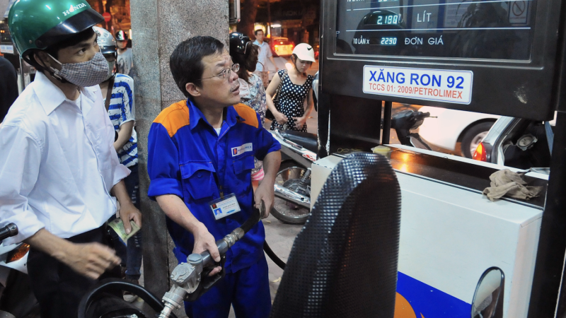 Gi&aacute; xăng dầu tăng mạnh, cần chủ động nguồn cung trong nước 