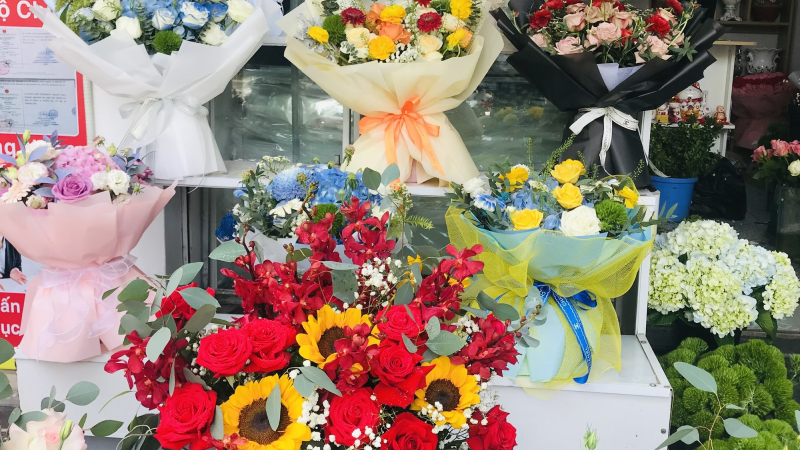 Thị trường hoa v&agrave; qu&agrave; tặng 8/3 tại Quảng Ng&atilde;i s&ocirc;i động