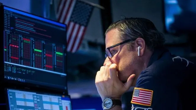 Chứng kho&aacute;n to&agrave;n cầu giảm mạnh v&igrave; căng thẳng Trung Đ&ocirc;ng