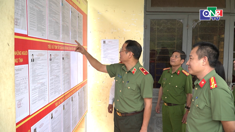 Gi&aacute;m đốc C&ocirc;ng an tỉnh kiểm tra c&ocirc;ng t&aacute;c chuẩn bị bầu cử