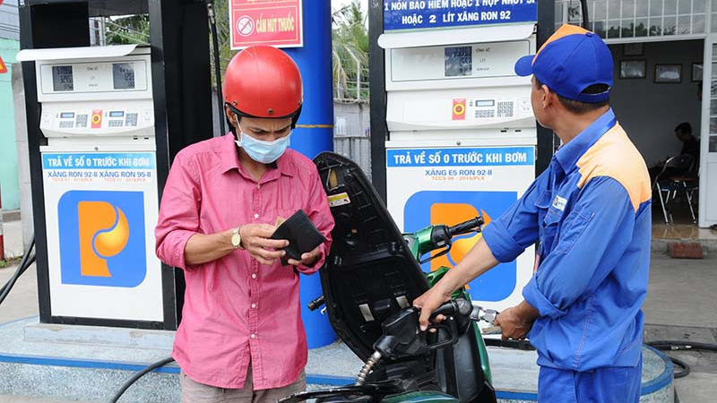 Gi&aacute; xăng dầu tăng v&agrave; những t&aacute;c động d&acirc;y chuyền