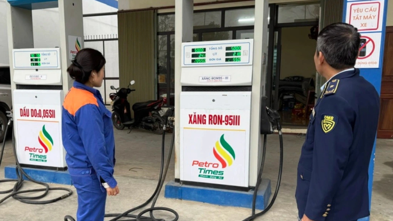 Quản l&yacute; thị trường đồng loạt kiểm tra c&aacute;c cửa h&agrave;ng xăng dầu