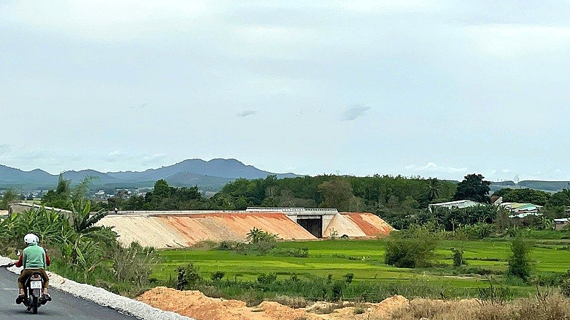 Giải ng&acirc;n vốn đầu tư c&ocirc;ng của Quảng Ng&atilde;i đạt thấp 