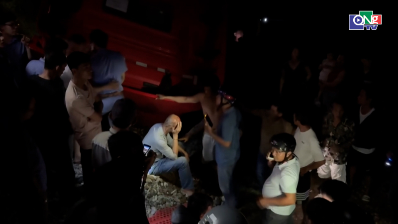 Va chạm giữa t&agrave;u hoả v&agrave; xe tải ở Quảng Ng&atilde;i, 2 người bị thương