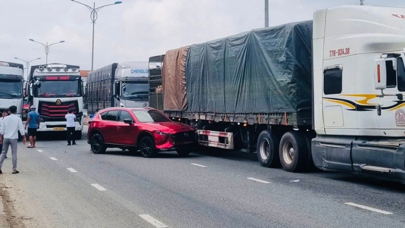 4 &ocirc; t&ocirc; va chạm li&ecirc;n ho&agrave;n tr&ecirc;n Quốc lộ 1A