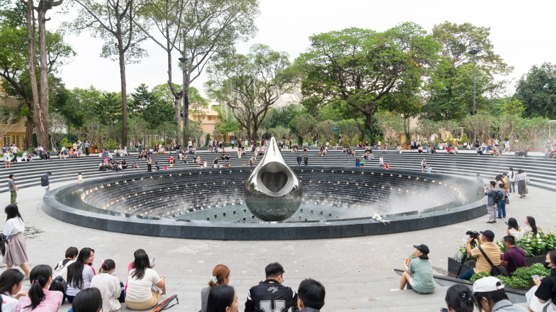 Đ&agrave;i tưởng niệm nạn nh&acirc;n COVID-19 đ&ocirc;ng người xem nhạc nước