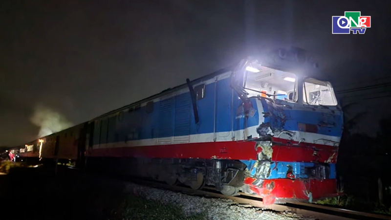 Khởi tố vụ xe đầu k&eacute;o vượt r&agrave;o chắn, va chạm với t&agrave;u lửa tại Quảng Ng&atilde;i