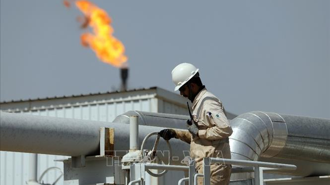 Gi&aacute; dầu vượt ngưỡng 100 USD/th&ugrave;ng 