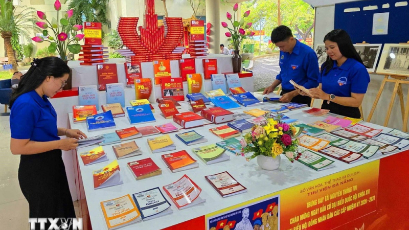 Đ&agrave; Nẵng trưng b&agrave;y s&aacute;ch ch&agrave;o mừng bầu cử Quốc hội kho&aacute; XVI