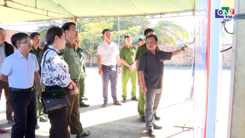 Ph&oacute; B&iacute; thư Thường trực Tỉnh ủy U Huấn kiểm tra c&ocirc;ng t&aacute;c chuẩn bị bầu cử ở x&atilde; Rờ Kơi