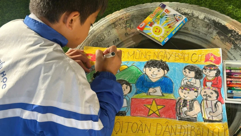 Học sinh đồng b&agrave;o Xơ Đăng ở Quảng Ng&atilde;i vẽ tranh cổ động bầu cử