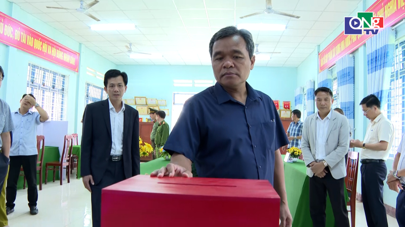 B&iacute; thư Tỉnh ủy kiểm tra c&ocirc;ng t&aacute;c bầu cử ở Sa Huỳnh v&agrave; Tư Nghĩa