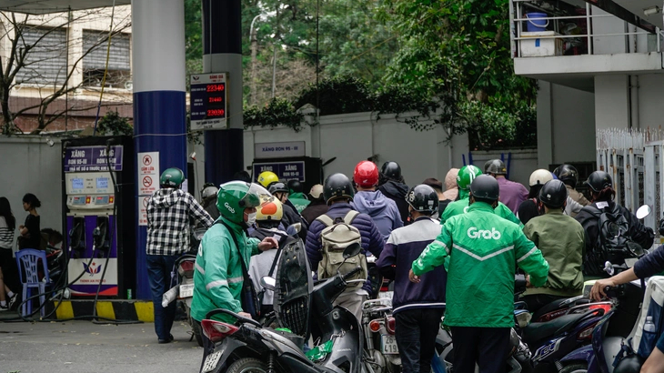 Điều chỉnh tăng gi&aacute; xăng, giảm gi&aacute; dầu hỏa