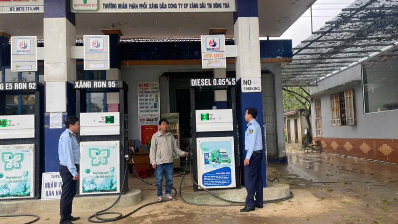 Quảng Ng&atilde;i lập đường d&acirc;y n&oacute;ng tiếp nhận v&agrave; xử l&yacute; th&ocirc;ng tin li&ecirc;n quan đến kinh doanh xăng dầu 