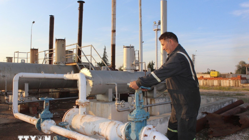 Một số nước Trung Đ&ocirc;ng cắt giảm sản lượng dầu th&ocirc; 