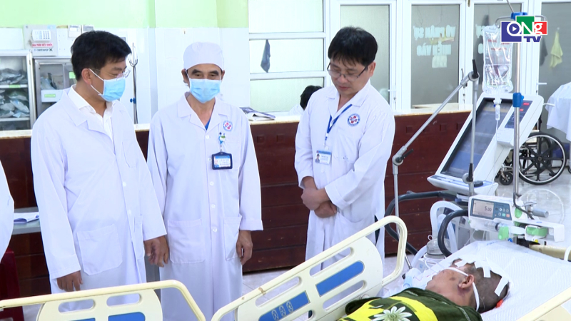 Thăm hỏi người d&acirc;n bị ảnh hưởng lốc xo&aacute;y, sạt lở đất