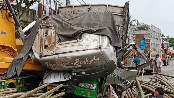 Xe tải va chạm xe đầu k&eacute;o tr&ecirc;n quốc lộ 1 qua Quảng Ng&atilde;i