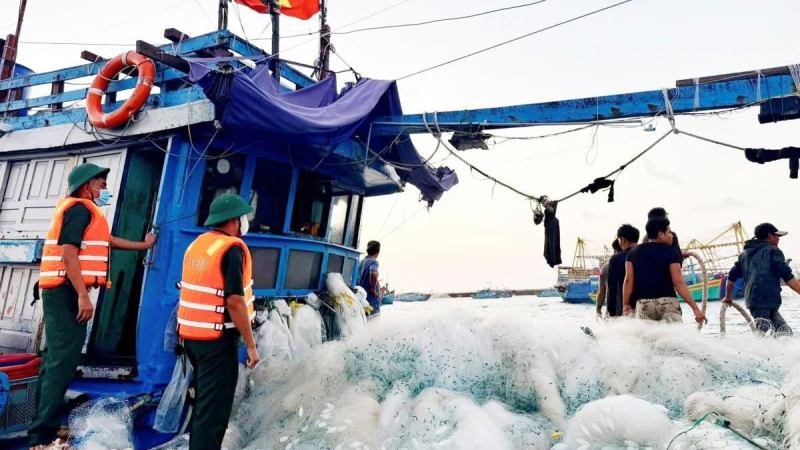 Hỗ trợ hai t&agrave;u c&aacute; Quảng Ng&atilde;i gặp sự cố tr&ecirc;n biển