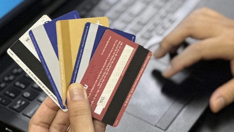 Cảnh b&aacute;o thủ đoạn l&ocirc;i k&eacute;o học sinh, sinh vi&ecirc;n mở t&agrave;i khoản ng&acirc;n h&agrave;ng tiếp tay cho tội phạm