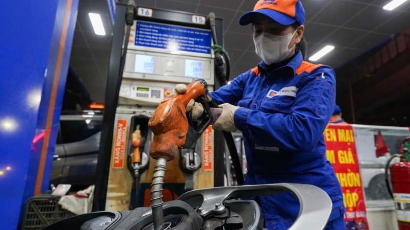 Thủ tướng: Cần đẩy nhanh bổ sung dự trữ xăng dầu quốc gia 