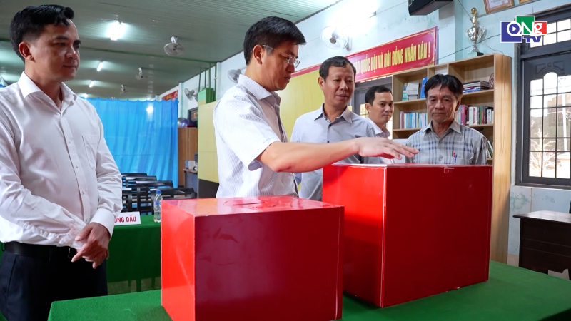 Ph&oacute; Chủ tịch UBND tỉnh Đỗ T&acirc;m Hiển kiểm tra c&ocirc;ng t&aacute;c chuẩn bị bầu cử