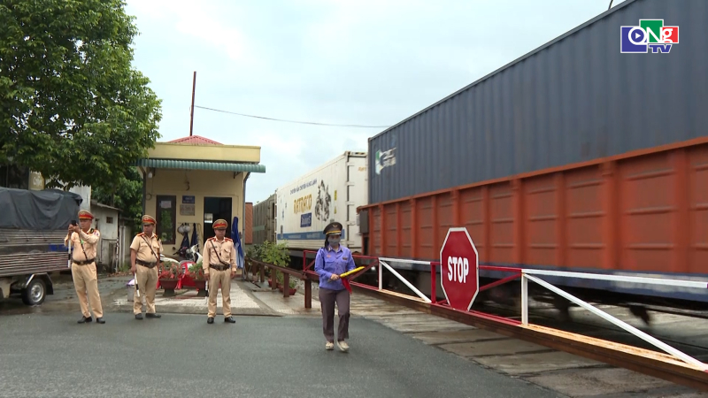 Kiểm tra, xử l&yacute; vi phạm tại c&aacute;c điểm giao cắt đường sắt