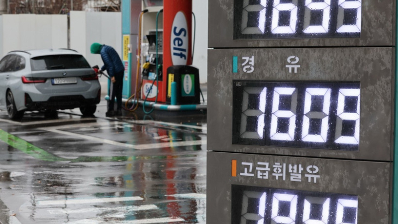 Xung đột Trung Đ&ocirc;ng đẩy gi&aacute; năng lượng tăng, nhiều nước lo rủi ro lạm ph&aacute;t 