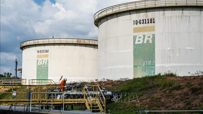 Gi&aacute; dầu Brent vượt 103 USD mỗi thùng sau diễn biến qu&acirc;n sự ở đảo Kharg của Iran