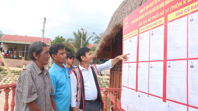Người c&oacute; uy t&iacute;n đưa th&ocirc;ng tin bầu cử đến v&ugrave;ng đồng b&agrave;o d&acirc;n tộc thiểu số
