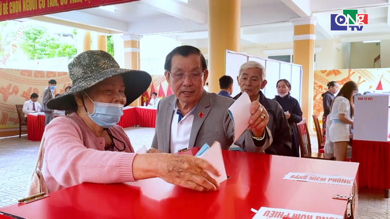 Cử tri phường Cẩm Th&agrave;nh n&ocirc; nức tham gia bầu cử