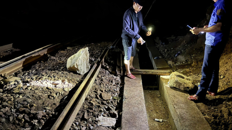 Giao th&ocirc;ng đường sắt qua đ&egrave;o Hải V&acirc;n tiếp tục gi&aacute;n đoạn