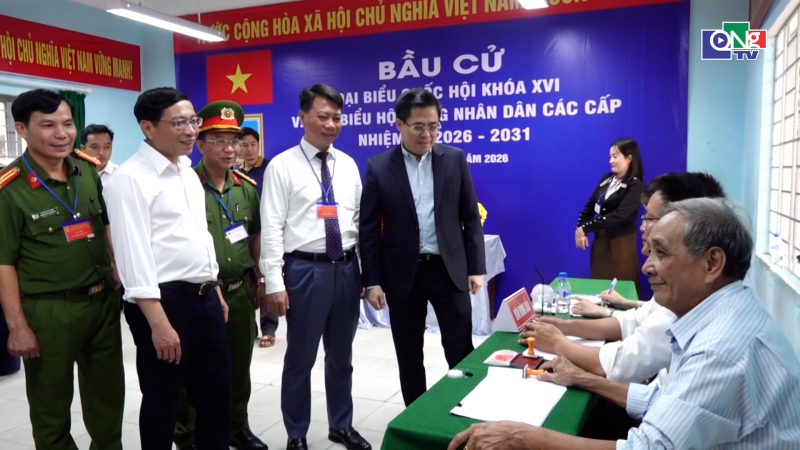Chủ tịch UBND tỉnh kiểm tra c&ocirc;ng t&aacute;c bầu cử tại phường Nghĩa Lộ