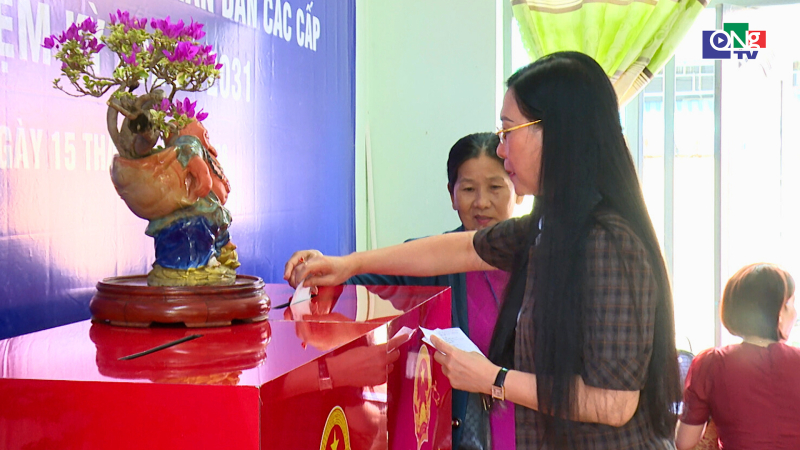 Ph&oacute; Trưởng Ban tổ chức Trung ương B&ugrave;i Thị Quỳnh V&acirc;n bỏ phiếu bầu cử tại phường Nghĩa Lộ