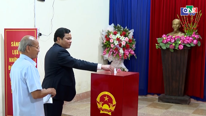 Ph&oacute; B&iacute; thư Tỉnh ủy, chủ tịch HĐND tỉnh Nguyễn Đức Tuy tham gia bỏ phiếu tại phường Đăk Cấm