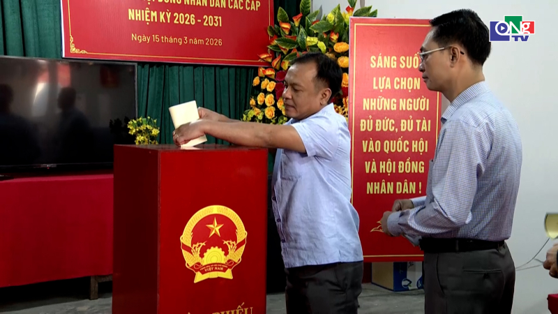 Ph&oacute; B&iacute; thư Thường trực Tỉnh ủy dự v&agrave; bỏ phiếu tại tổ 4, phường Đăk Cấm