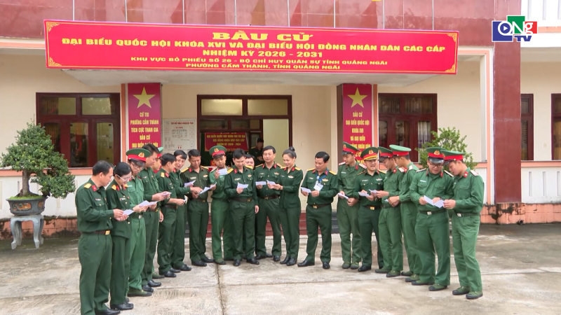 Qu&acirc;n nh&acirc;n Quảng Ng&atilde;i gửi gắm niềm tin v&agrave;o từng l&aacute; phiếu