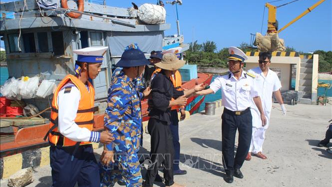 Kịp thời cấp cứu ngư d&acirc;n Quảng Ng&atilde;i gặp nạn tr&ecirc;n biển