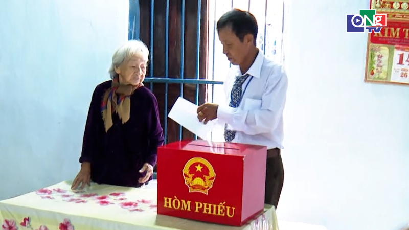Th&ugrave;ng phiếu lưu động đến với người cao tuổi
