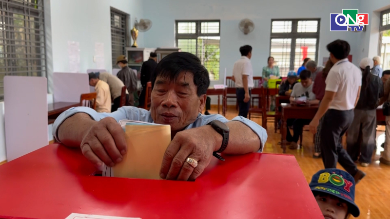 Cử tri v&ugrave;ng biển hăng h&aacute;i đi bầu cử