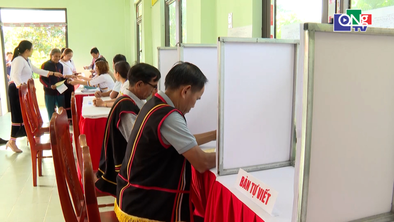 Đồng b&agrave;o Co gửi gắm niềm tin qua l&aacute; phiếu