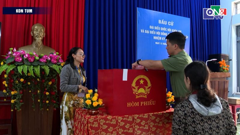 Cử tri phường Kon Tum hăng h&aacute;i tham gia bầu cử