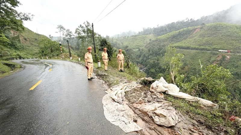 Đề xuất xử l&yacute; vị tr&iacute; tiềm ẩn g&acirc;y hoạ tr&ecirc;n quốc lộ 24 