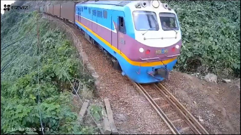 Th&ocirc;ng tuyến đường sắt qua đ&egrave;o Hải V&acirc;n