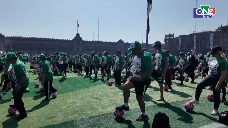 Mexico x&aacute;c lập kỷ lục Guinness với lớp học b&oacute;ng đ&aacute; đ&ocirc;ng người nhất thế giới 