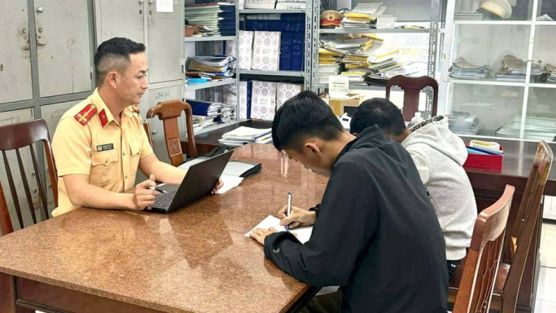 Xử l&yacute; kịp thời h&agrave;nh vi vi phạm giao th&ocirc;ng do người d&acirc;n cung cấp