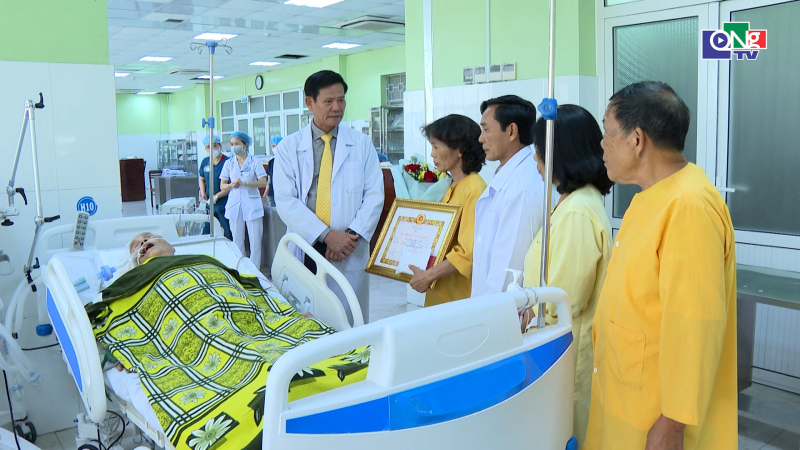 Trao huy hiệu 80 năm tuổi Đảng