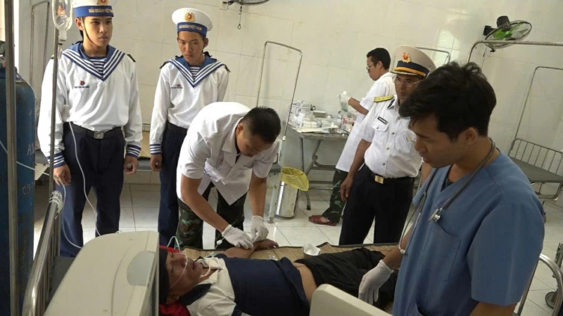 Bệnh x&aacute; đảo Song Tử T&acirc;y cấp cứu ngư d&acirc;n bị giảm &aacute;p do lặn s&acirc;u 